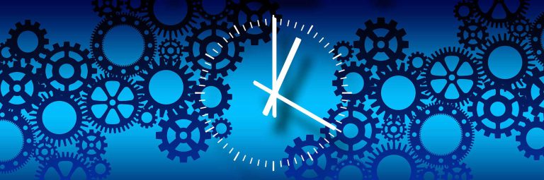 Digitale Prozessoptimierung im Bereich Marketing und Vertrieb, dargestellt durch eine Uhr in der Mitte des Bildes und unterschiedliche Zahnräder im Hintergrund.